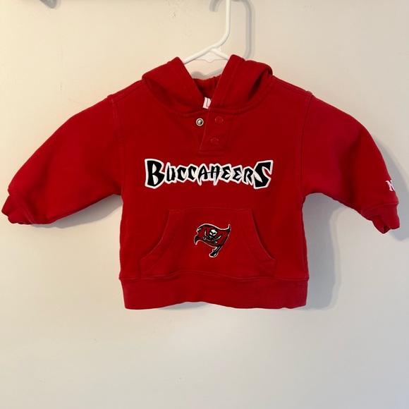 ⭐️EUC ⭐️NFL Buccaneers ⭐️18 months - Picture 1 of 2